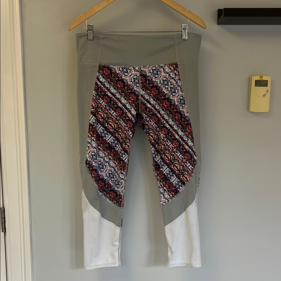 Athleta Pants - Athleta Cropped Woman’s Leggings with Multicolor Pattern Sz XL